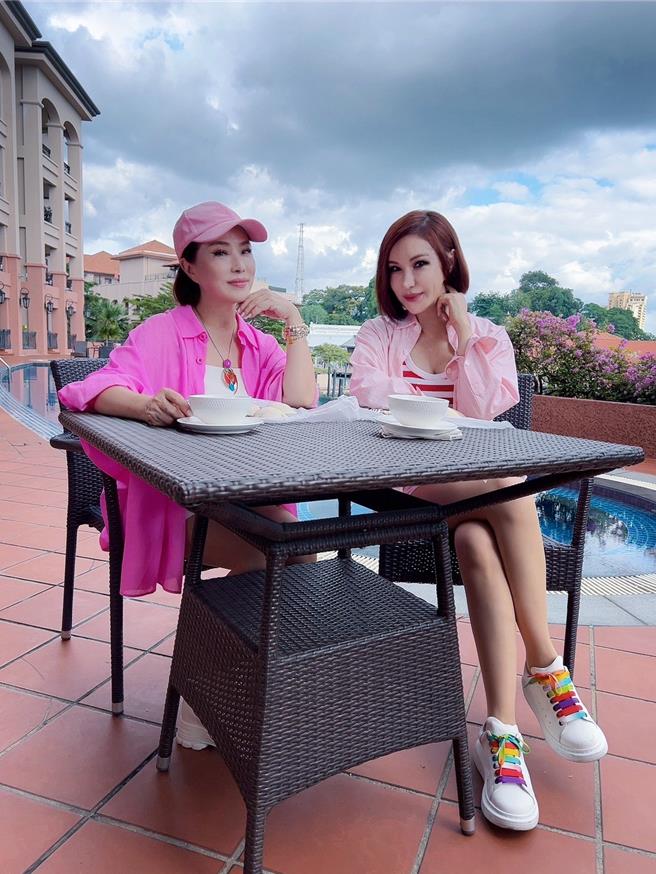 叶瑷菱（左）是利菁的表姊。（三立提供）