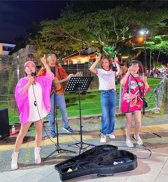 叶瑷菱（左）开心演唱经典歌曲〈我心已打烊〉。（三立提供）