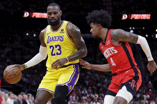 湖人詹姆斯(左)持球对抗火箭格林。（美联社）