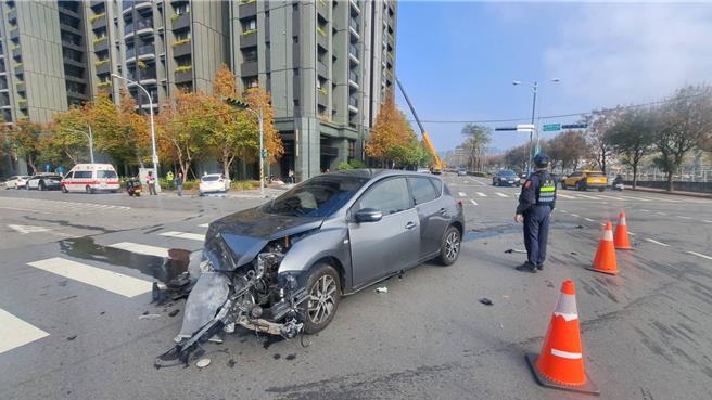 台中北屯區太原路3段與祥順路1段路口30日上午發生2輛自小客車及1輛機車在路口相撞連環車禍。（民眾提供／馮惠宜台中傳真）