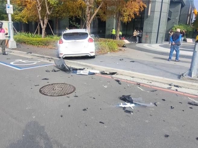 台中北屯區太原路3段與祥順路1段路口30日上午發生2輛自小客車及1輛機車在路口相撞連環車禍。（民眾提供／馮惠宜台中傳真）