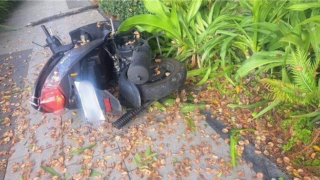 台中北屯區太原路3段與祥順路1段路口30日上午發生2輛自小客車及1輛機車在路口相撞連環車禍。（民眾提供／馮惠宜台中傳真）