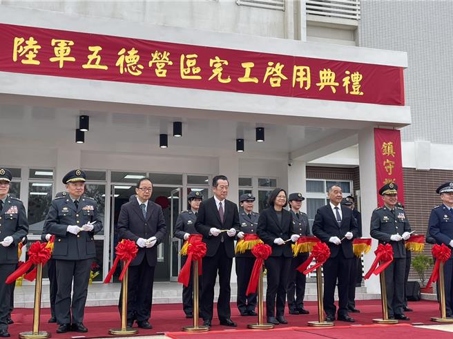 蔡英文總統今赴澎湖慰勉國軍，視察「海軍馬公後勤支援指揮部」設備維護狀況，也主持「五德營區完工啟用典禮」，同時視察國軍應對無人機和機步戰鬥隊作戰操演。（蔡雯如攝）