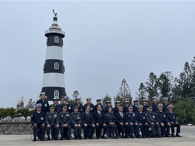 蔡英文總統今赴澎湖慰勉國軍，視察「海軍馬公後勤支援指揮部」設備維護狀況，也主持「五德營區完工啟用典禮」，同時視察國軍應對無人機和機步戰鬥隊作戰操演。（蔡雯如攝）