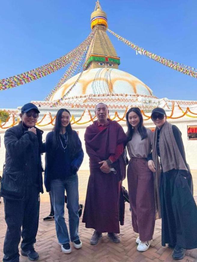 利智（右1）去年現身便頂著短髮。（圖／翻攝自微博）