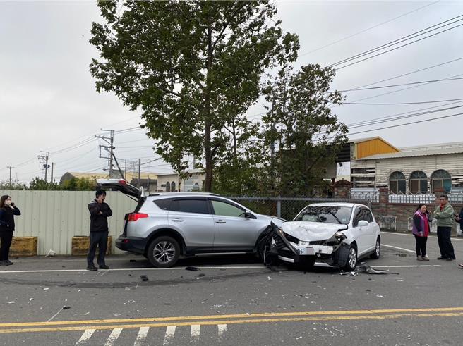 年節將至，路上行車要小心！29日下午彰化縣花壇鄉花秀路153巷路口，發生一起嚴重車禍，1名林姓婦人，駕駛自小客車逆向撞上謝姓老翁，當時還有另一部電動車幸運閃避，沒有造成連環追撞。（民眾提供／吳建輝彰化傳真）