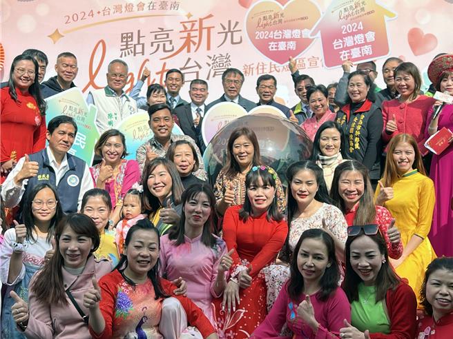 台南市政府為展現多元文化共融，在即將登場的2024台灣燈會安平燈區策畫新住民燈區。市長黃偉哲30日歡迎大家一起來台南走走、逛逛，白天走訪老街，晚上欣賞安平燈區與新住民燈區。（洪榮志攝）