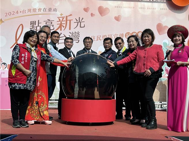 台南市政府為展現多元文化共融，在即將登場的2024台灣燈會安平燈區策畫新住民燈區。市長黃偉哲30日歡迎大家一起來台南走走、逛逛，白天走訪老街，晚上欣賞安平燈區與新住民燈區。（洪榮志攝）