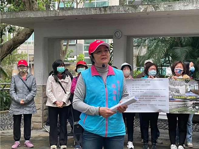 台北市文山區木新市場將改建，樟文里長林淑珠批評，市場處僅在去年9月13日舉辦說明會且無疾而終。（劉彥宜攝）