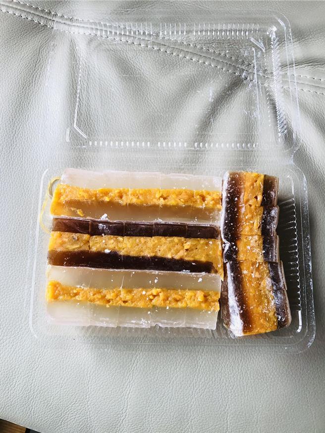 艺人谢丽金28日透过社群平台发文表示，去市场买甜糕时，由于事前没问价格与数量就购买，没想到店家仅切2片甜糕就要价359元，吓得她直呼「是通膨太严重还是我不懂行情？」。(撷取自谢丽金脸书)