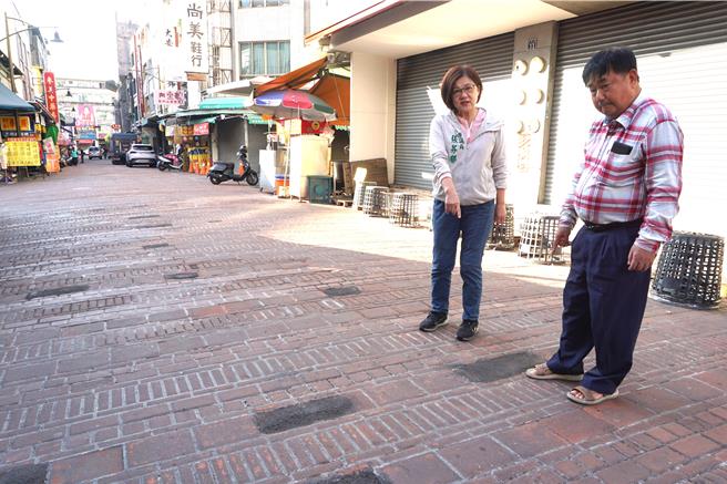 台中市雾峰第一公有市场内的「阿罩雾旧街」6年前整修铺上红砖，盼重现老街风华，不料长久下来，红砖不耐车辆辗压破损，以柏油填补如同贴满「狗皮药膏」，更有民眾日前跌倒，向台中市议员张芬郁（左）反映。（台中市议员张芬郁提供／潘虹恩台中传真）