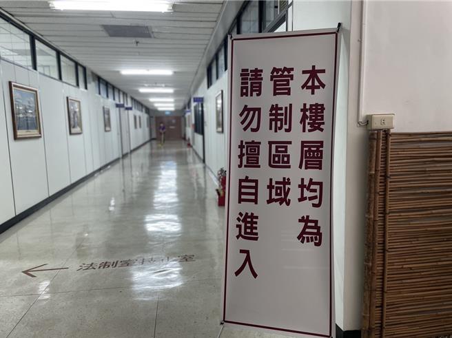 劳工局办公空间已架起「本楼层均为管制区域，请勿擅自进入」。（洪靖宜摄）