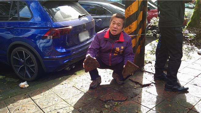 基隆市七堵区长兴国小旁人行道，地砖破损严重，还有青苔以及树根隆起的行道树，行走十分危险。无党籍议员张耿辉会勘后，建议市府尽速整修破损。基市府则表示，破损会先修缮，并由教育处争取内政部整建经费全面改善。（张耿辉办公室提供／徐佑升基隆传真）