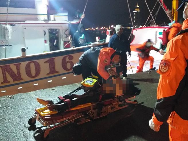 澎湖一西嶼籍漁船上一名印尼漁工29日在七美西南30浬外捕撈土魠作業時，不慎纏網落海，雖經救起但人已昏迷，30日凌晨3時許靠岸由警消接手送醫。（澎湖海巡隊提供／許逸民澎湖傳真）