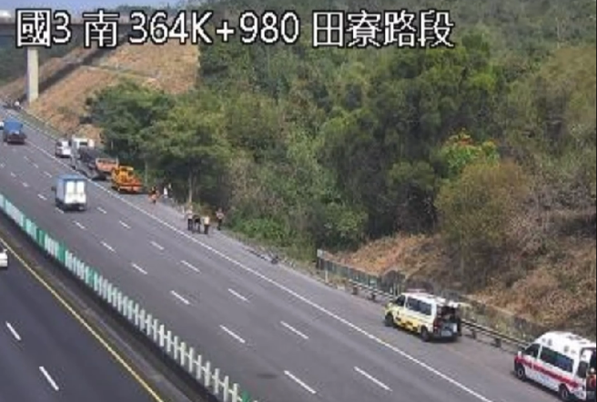 国三关庙段游览车翻落边坡！1人受困抢救中。(翻摄高速高路即时路况)