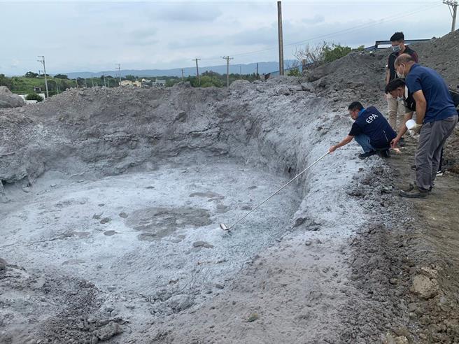 苗栗县苑里镇顺天段土地3年多来遭不肖集团，挖坑倾倒混合废弃物和废酸洗液。（苗栗县政府提供／李京升苗栗传真）
