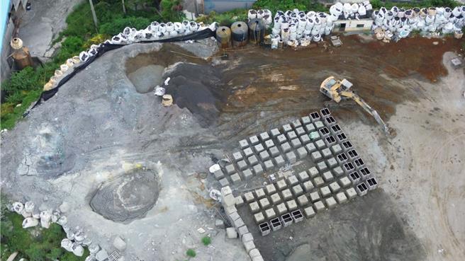 不肖业者挖洞倾倒废弃物跟酸洗液。（苗栗县政府提供／李京升苗栗传真）