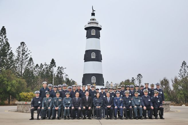 蔡英文總統（中）30日勗勉海軍馬公後勤支援指揮部定海營區，並與現場官兵合影留念。（杜宜諳攝）