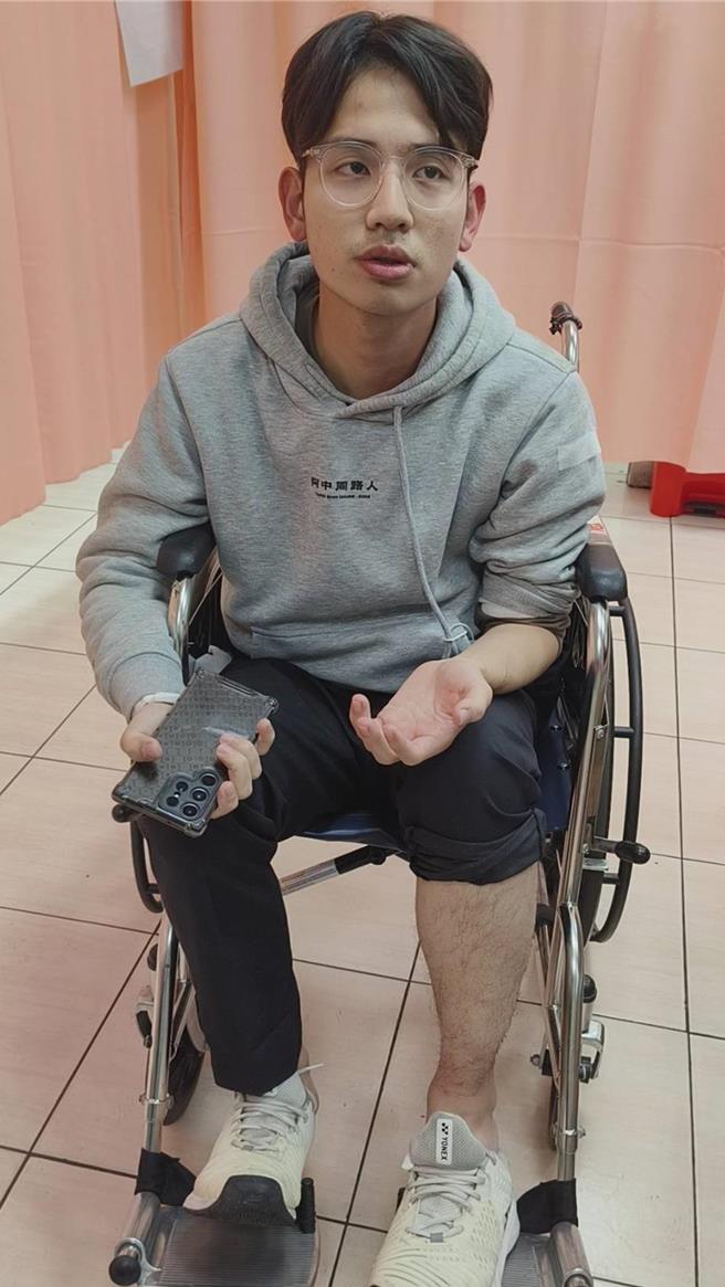 嘉義市議員林煒軒28日遭追撞、毆打就醫情形。（本報資料照／廖素慧攝）