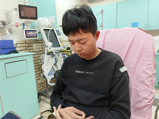 林煒軒助理李冠霖28日遭噴辣椒水致眼睛紅腫睜不開。（本報資料照／廖素慧攝）