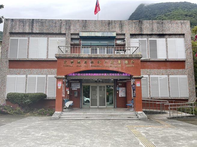 一名19岁男子（中）在台北自家出生后，因故迟未办理出生登记无法取得身分证及健保卡，期间仅能在家自学，生病也只能靠药局成药缓解不适，19年来如同幽灵般活在世上，所幸其母近日回到老家花莲秀林乡替他申报户口，取得身份证明文件后将正式展开人生全新篇章。（花莲县政府提供／罗亦晽花莲传真）