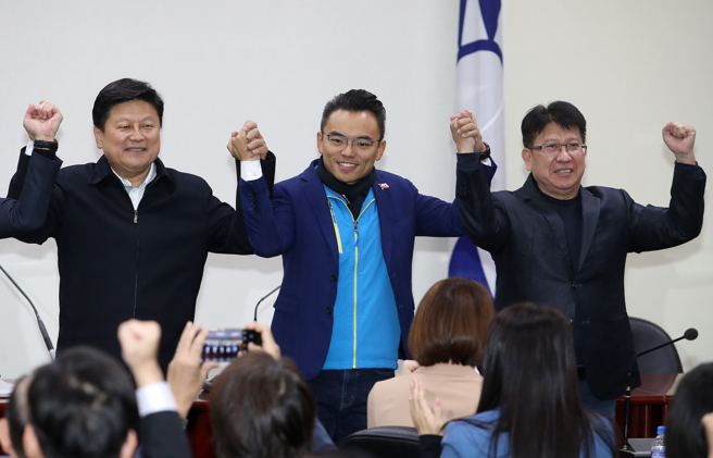 國民黨立法院黨團第十一屆第一任總召及書記長選舉30日在國民黨中央黨部舉行，經出席準立委們鼓掌同意後，新任總召、書記長、首席副書記長將由傅崐萁（左起）、洪孟楷、林思銘出任。（劉宗龍攝）