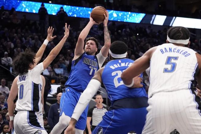 獨行俠東契奇(77號)衝入魔術陣中投籃。（美聯社）