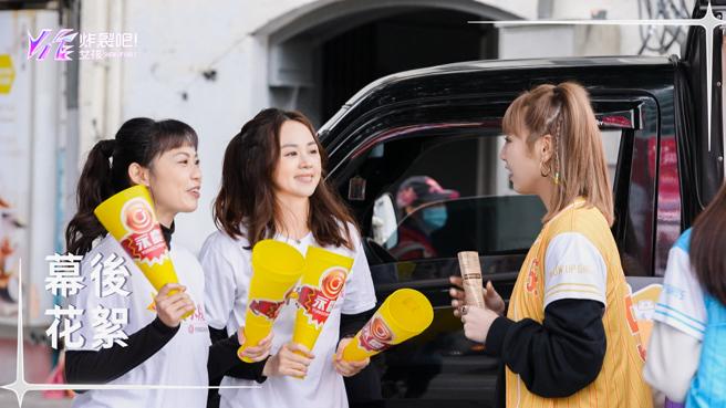 永慶房屋兩位經紀人花菲與張希裴，驚喜現身《炸裂吧！女孩》拍攝現場探班。圖/永慶房屋提供