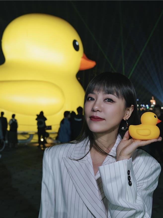 丁噹和黄色小鸭合影。（相信音乐提供）