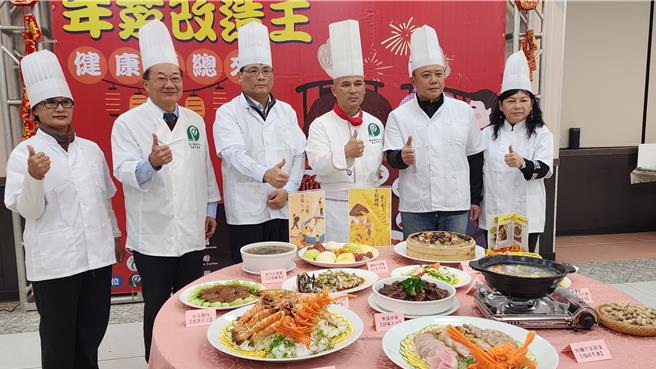 2024年1月30日澎湖县／澎县卫生局携手澎科大，教你烹煮10道健康年菜。图左至右依序为议员苏陈綉色、澎科大校长黄有评、副县长林皆兴、澎科大餐旅系杨锦腾老师、副议长蓝凯元、澎县卫生局长陈淑娟。（许逸民摄）