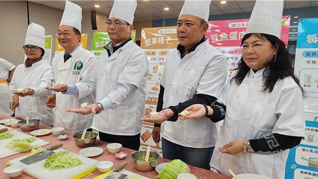 2024年1月30日澎湖县／澎县卫生局携手澎科大，教你烹煮10道健康年菜，并于现场体验高丽菜毛豆水饺DIY。图左至右依序为议员苏陈綉色、澎科大校长黄有评、副县长林皆兴、副议长蓝凯元、澎县卫生局长陈淑娟。（许逸民摄）