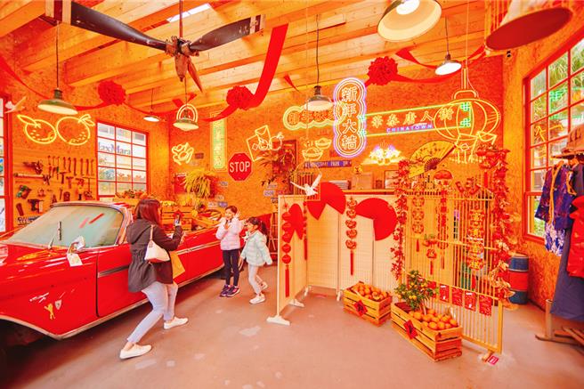 华泰名品城春节檔期期间，一期布置成「大桔大利Garage」，化身重现年货小贩的春节车库。（华泰名品城提供／朱世凯台北传真）