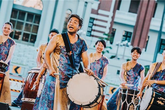 三井OUTLET台中港店走春活动包括初一的鸣鼓迎福迎龙年－柏龄太鼓。（三井提供／朱世凯台北传真）