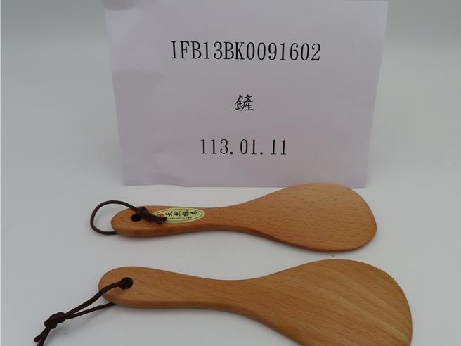 3批中国大陆进口的木铲子经溶出试验，蒸发残渣值不符规定，在边境遭退运或销毁。（食药署提供）