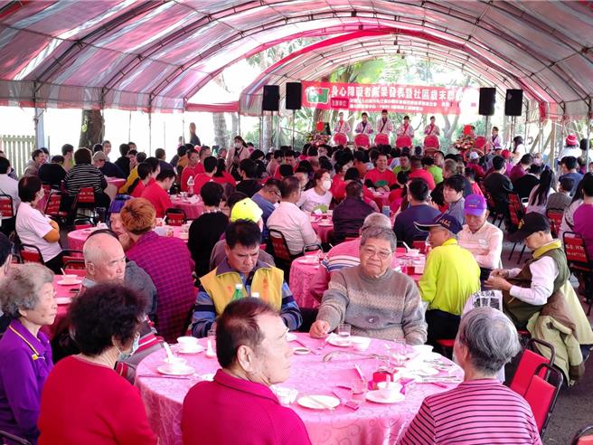 台南市蓮心園基金會30日席開43桌，宴請後壁、東山及白河等獨居長者與啟智中心的憨慢孩子。（蓮心園基金會提供／張毓翎台南傳真）