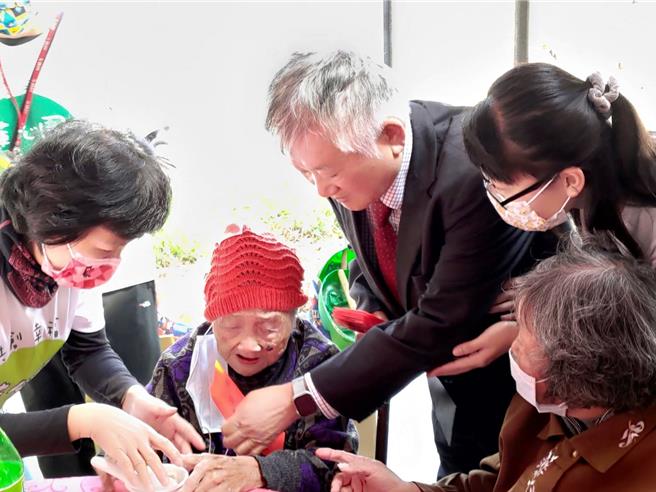 蓮心園基金會董事長張田黨（右三）到現場發紅包。（張毓翎攝）