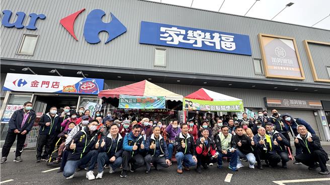 台电金门塔山发厂结合核能除役及选址沟通中心，今日上午共同办理「银髮关怀-採购年货活动」，陪伴关怀对象至大型量贩卖场採购年货。(于家麒摄)