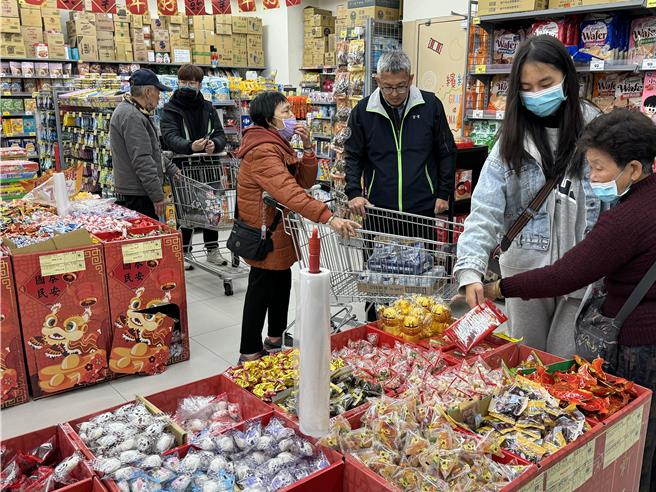 台电金门塔山发电厂已连续第10年办理「银髮关怀-採购年货活动」，总计出动近80名志工陪伴关怀对象至大型量贩卖场採购年货。(于家麒摄)