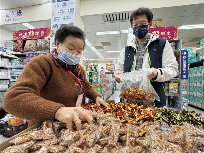 长辈们在台电志工的陪伴轻松挑选年货，每人有3000元的採购金可以买好买满，开心准备迎新年。(于家麒摄)