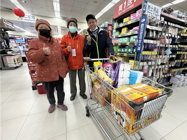 长辈们在台电志工的陪伴轻松挑选年货，每人有3000元的採购金可以买好买满，开心准备迎新年。(于家麒摄)