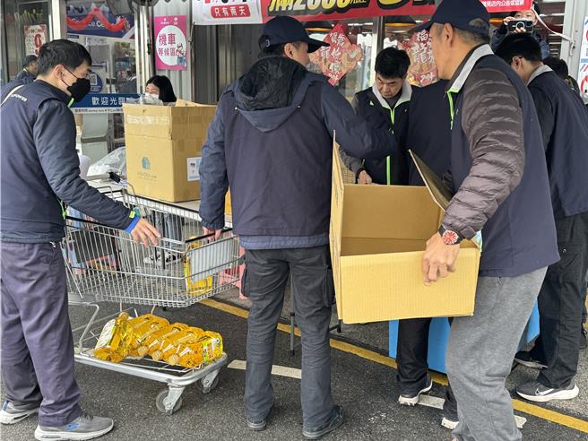 长辈们买完年货后，台电志工还帮忙以专箱打包、并由专人送至每位长辈家中，提供「一条龙」的贴心服务。(于家麒摄)