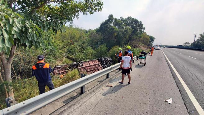 国道3号北上364.9公里处，30日中午传出1辆由司机独自驾驶的大型游览车，因衝撞高速公路边坡护栏翻覆。（读者提供／洪荣志台南传真）