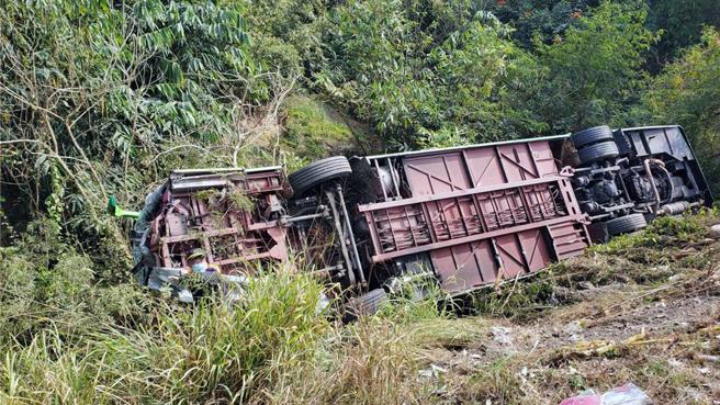 国道3号北上364.9公里处，30日中午传出1辆由司机独自驾驶的大型游览车，因衝撞高速公路边坡护栏翻覆。（读者提供／洪荣志台南传真）