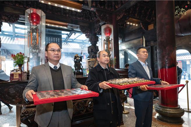 台新證券攜北港武德宮推聯名招財周邊，台新證券總經理林献群(中)親自進行過爐儀式。   （台新提供）
