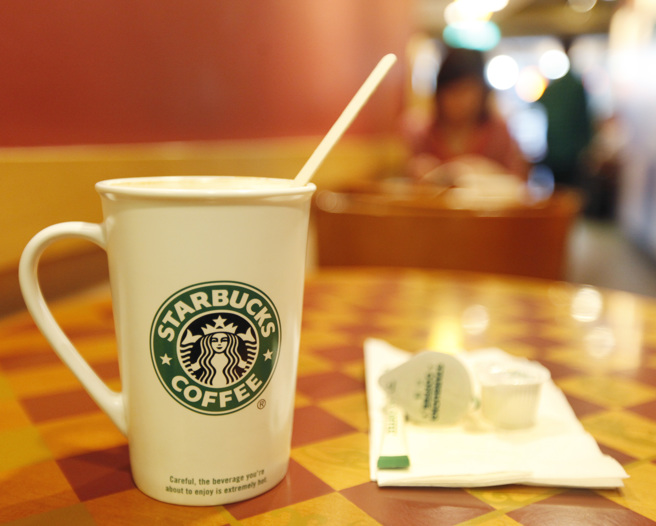 不少人會到星巴克辦公、讀書。（中時資料照）