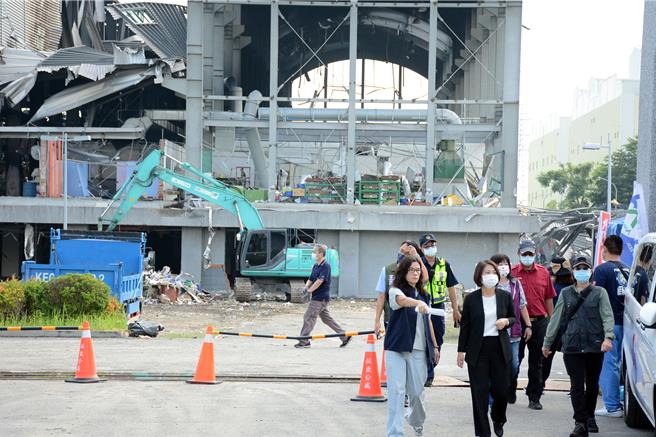 明揚大火偵結起訴，屏東縣長周春米(前排中)表示，給殉職消防弟兄、罹難員工、傷者及家屬一個交代，讓他們安心放下。(本報資料照片)