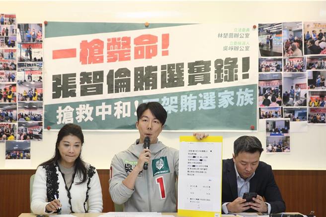 2024大選期間，新北市八選區民進黨立委候選人吳崢（中）與張姓員工在新北市中和區積穗里里長辦公室前散布「張智倫家族從政後迅速累積財富」、「樁腳賄選！」等對手張智倫的負面文宣，被張提告違反選罷法，獲不起訴處分。（資料照）