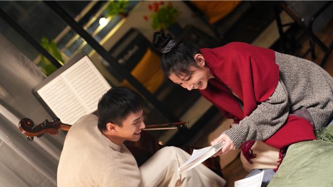 李千娜邀范少勳演出〈你成了我好多個誰〉MV同台飆戲。（劇樂蹦娛樂提供）