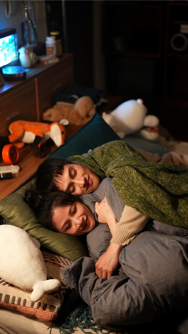 李千娜邀范少勳演出〈你成了我好多個誰〉MV同台飆戲。（劇樂蹦娛樂提供）