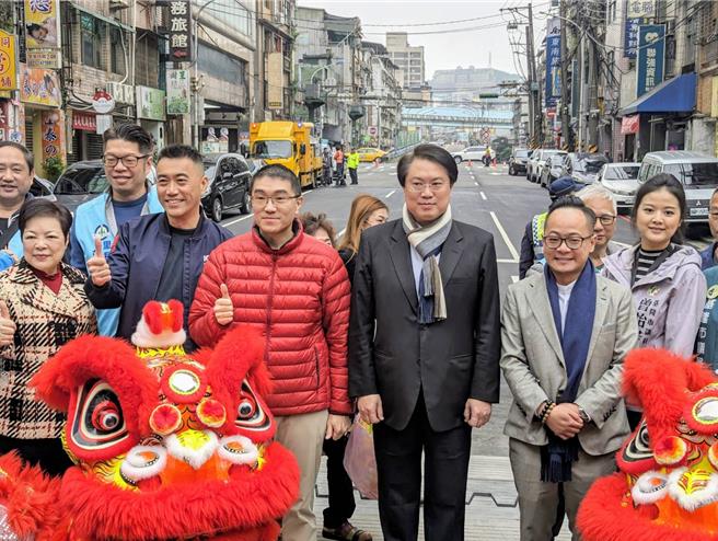 基隆市长谢国梁（右4）、内政部长林右昌（右3）、基隆市议会议长童子玮（右2）、准立委林沛祥（右5）等人，30日共同出席仁爱桥通车典礼。（张志康摄）